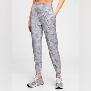 NWT GAP Gray Camo Women’s Joggers